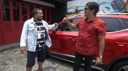 Awal Bertemu Andre Taulany Naik Motor Hujan-hujanan, Jenda Kini Pamer Mobil Baru
