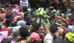 Ribuan Warga Berebut Gunungan Buah Mangga dan Hasil Bumi di Pemalang