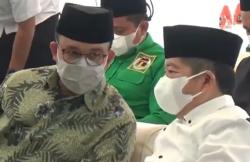 Suharso Kalungkan Tasbih dan Surban ke Anies Baswedan saat Munas PPP di Semarang