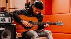 6 Cara Bermain Gitar untuk Pemula, Rutin Lakukan Senam Jari Setiap Hari 