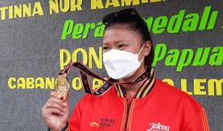 Pulang ke Banyumas, Atlet  Peraih Emas PON Papua Disambut Meriah Diarak Keliling Desa 