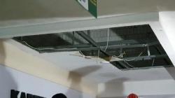 Pasien Kaget Tiba-Tiba Plafon RS Kartika Pulomas Runtuh 