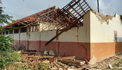 Diduga akibat Fondasi Lapuk, SDN Rengasdengklok Karawang Roboh saat PTM<