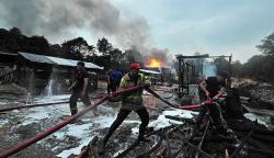 Kebakaran Tempat Penyulingan Minyak Mentah di Jambi