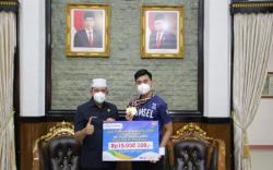 Atlet Asal OKU Peraih Medali Emas PON Papua Terima Bonus dari Pemkab<