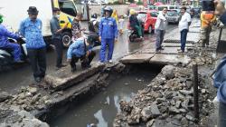Drainase Penuh Sampah dan Lumpur, Pantasan Pasar Panorama Lembang Kebanjiran