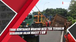 Video Truk Kontainer Muatan Besi Tua Terbalik Sebabkan Jalan Macet 7 KM