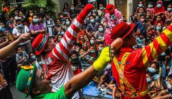 Aksi Para Badut Hibur Masyarakat Terdampak Kebakaran Tambora