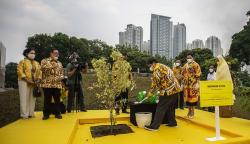 Tasyakuran HUT ke-57 Partai Golkar, Airlangga Hartarto Tanam Beringin Putih