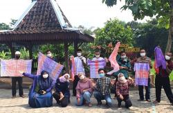 Mahasiswa UGM Berdayakan Santri Melalui Batik Jumputan 