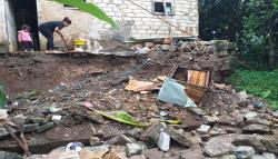 Tebing Longsor akibat Hujan Deras, 5 Rumah di Sukabumi Terancam Ambruk