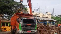 Tiga Alat Berat dan Lima Truk Dikerahkan Angkut Tumpukan Sampah di Pintu Air Manggarai