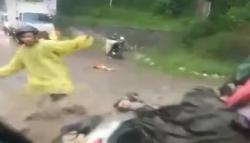 Viral Pemotor Terseret Banjir di Lembang KBB, Netizen Soroti Penumpang Mobil yang Diam