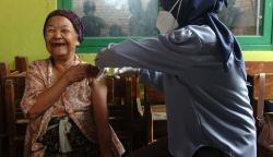 Usia 102 Tahun, Nenek Tarmi Lansia Tertua Ikuti Vaksinasi di Kota Tegal