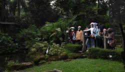 Relaksasi, 102 Tenaga Kesehatan Wisma Atlet Jalan-Jalan ke TMII