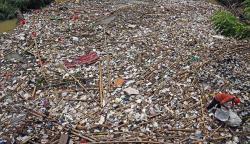 Sampah Menumpuk di Muara Sungai Cibanten Serang, Warga Keluhkan Bau Busuk