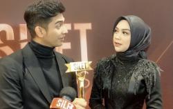Ria Ricis dan Teuku Ryan Raih Piala di Silet Awards 2021   