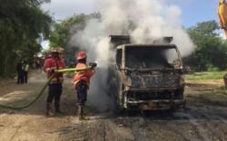 Korsleting Listrik, Truk Kontraktor di Denpasar Hangus Terbakar