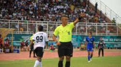 Tegas Memimpin, Wasit Sepak Bola Putri di PON Papua Ini Ternyata Anggota Brimob<