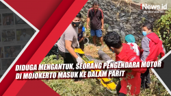 Video Diduga Mengantuk, Seorang Pengendara Motor di Mojokerto Masuk ke Dalam Parit