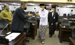 Hari Santri, Ganjar dan ASN Pemprov Jateng Ngantor Pakai Sarung <