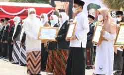 Upacara HSN 2021 di Grahadi, Gubernur Khofifah Ajak Santri Jihad Lawan Kemiskinan