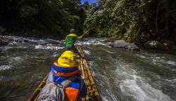 Ekstrem, Wisata Arung Jeram dengan Rakit Bambu Menyusuri Derasnya Sungai Amandit