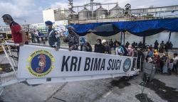 Antusiasme Warga Cilacap Berkunjung ke KRI Bima Suci