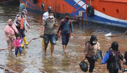 Dermaga Pelabuhan Kali Adem Terendam Banjir Rob, Penumpang Kesulitan Melintas