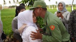 Viral Pernikahan ala Hansip, Ada Prosesi Cabut Golok hingga Kecup Mesra<