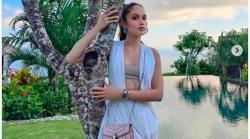 Cinta Laura Pamer Foto Seksi Pakai Dress Putih, Netizen: Wow Perutnya 