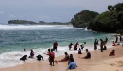 Ramainya Wisatawan Bermain di Pantai Gunungkidul