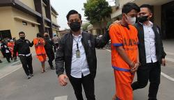 Pengancam Nasabah Pinjol Ilegal Tutup Muka saat Dibawa Polisi