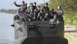KSAL Kemudikan Ranpur LVT-7, Cek Latihan Operasi Amfibi TNI AL