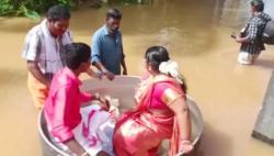 Jalan Terendam Banjir, Pasangan Pengantin Ini Naik Kuali Raksasa menuju Tempat Pernikahan   