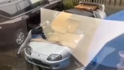 Viral Seorang Pria Lindungi Mobil Kesayangan dengan Memeluknya saat Hujan Es