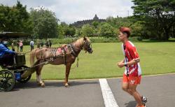 Demi Galang Dana Kemanusiaan, Pemuda Ini Lari Mengelilingi Candi Borobudur 30 Putaran