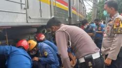 Kecelakaan di Pelintasan Petamburan, Petugas Evakuasi Rangka Motor di Kolong Kereta