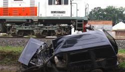 Penampakan Minibus Ringsek Ditabrak Kereta Api di Malang