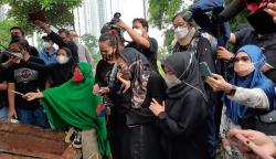 Suasana Haru Pemakaman Musisi Legendaris Oddie Agam