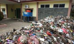 Protes Sampah Kiriman Tangsel, Warga Buang Balik ke Kantor Kelurahan-Kecamatan 