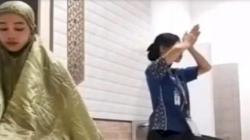 Viral, 2 Perempuan Beda Agama Ibadah Bersama di Musala, Netizen: Respect Sekali