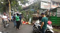 Protes Diusir dari Apartemen Jardin dan Dirumahkan, Puluhan Satpam Blokade Jalan