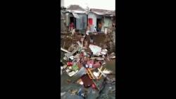 4 Rumah di Kebonwaru Bandung Roboh akibat Kirmir Sungai Jebol<