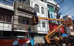 Kebakaran Toko Onderdil Motor di Asahan, Petugas Gunakan Crane Jangkau Pusat Api