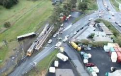 Bikin Celaka Orang, Pria Ini Tinggalkan Mobil Curian di Tengah Rel Kereta