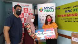 MNC Peduli dan Lotte Mart Bantu Alat Tulis-Baca untuk TBM Minda Smart Bandung<