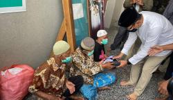 Kunker ke Ambon, Menteri Sandiaga Bahagia Bisa Sholat Jumat sambil Berbagi Peci dan Sarung