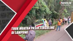 Video Truk Muatan Pasir Terguling di Lampung akibat Salah Masukkan Gigi