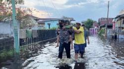 Peduli Kesulitan Warga, Kapolsek Ini Gendong Nenek Terjebak Banjir dalam Rumah